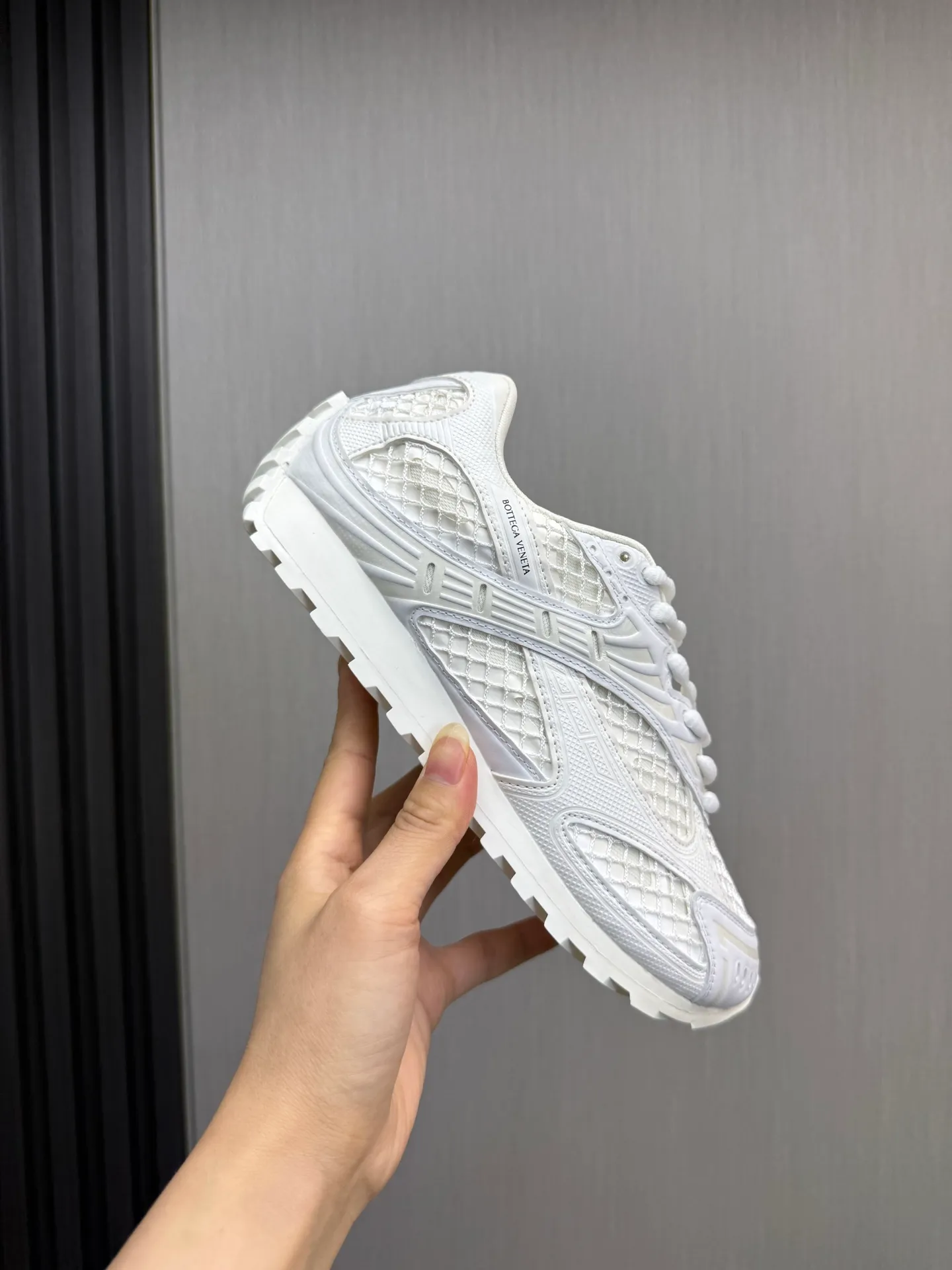 Men's men's shoes 💰620💰 BV top version 𝘽𝙊𝙏𝙏𝙀𝙂𝘼 𝙑𝙀𝙉𝙀𝙏𝘼 Orbit sneakers Wang Yibo same style couple style dad shoes 🩷💚 Runner sneakers, made of lightweight technical mesh fabric. Features a geometric patterned rubber outsole. Pay attention to the package craftsmanship ❕ High version shipping ❗️ Very nice, durable to play with and durable to make ✔️ Standard version 💯💯 The outsole is made of color-blocked TPU outsole. Women’s model 35-41 (40 41 customized) Men’s model 39-46 (45.46 customized) Equipped with original packaging